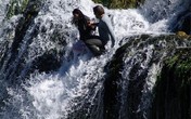 Monika Beluči skakala sa vodopada, meštani je ugrejali uštipcima (Foto)