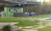 Majli Sajrus poseduje psihotično dvorište - veštački konj, vigvam i Holivud znak na okupu (Video)