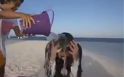 Ledeni izazov: I zgodna Adrijana Lima se polila vodom! (Video)