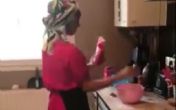 Sa zadovoljstvom obavlja kućne poslove: Ovo je razigrana domaćica koja je oduševila svet! VIDEO