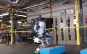 Neverovatno: Pred ovim robotom bi se i sportisti postideli! VIDEO