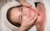Ajurvedska masaža lica: Sjajna tehnika za podizanje, zatezanje i detoksikaciju kože