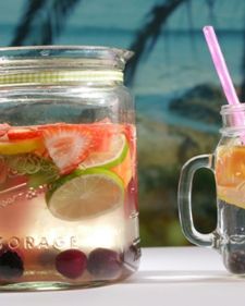 Ovo ukusno voćno letnje piće je hit na TikToku! (RECEPT)